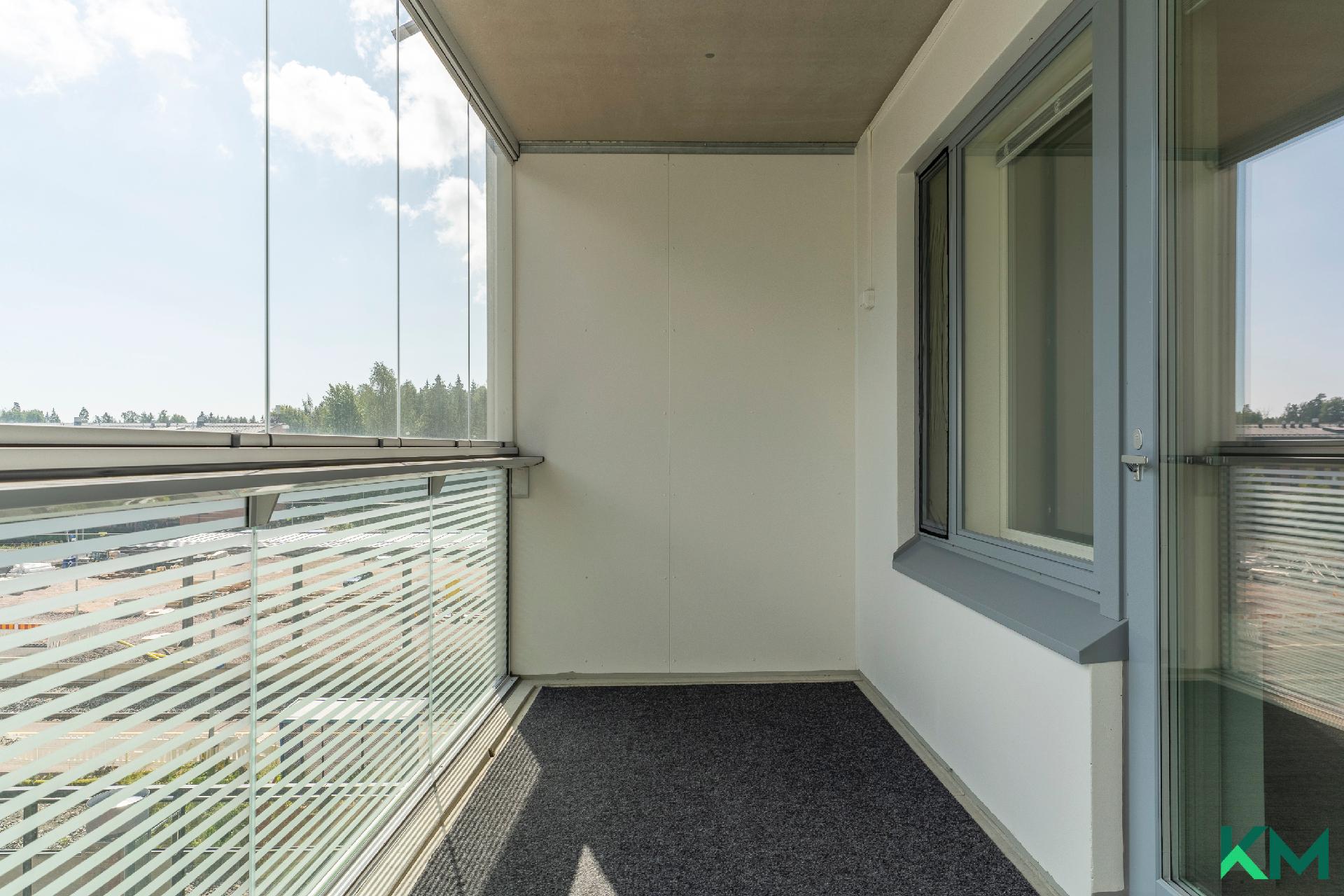 koko asunnon levyinen parveke