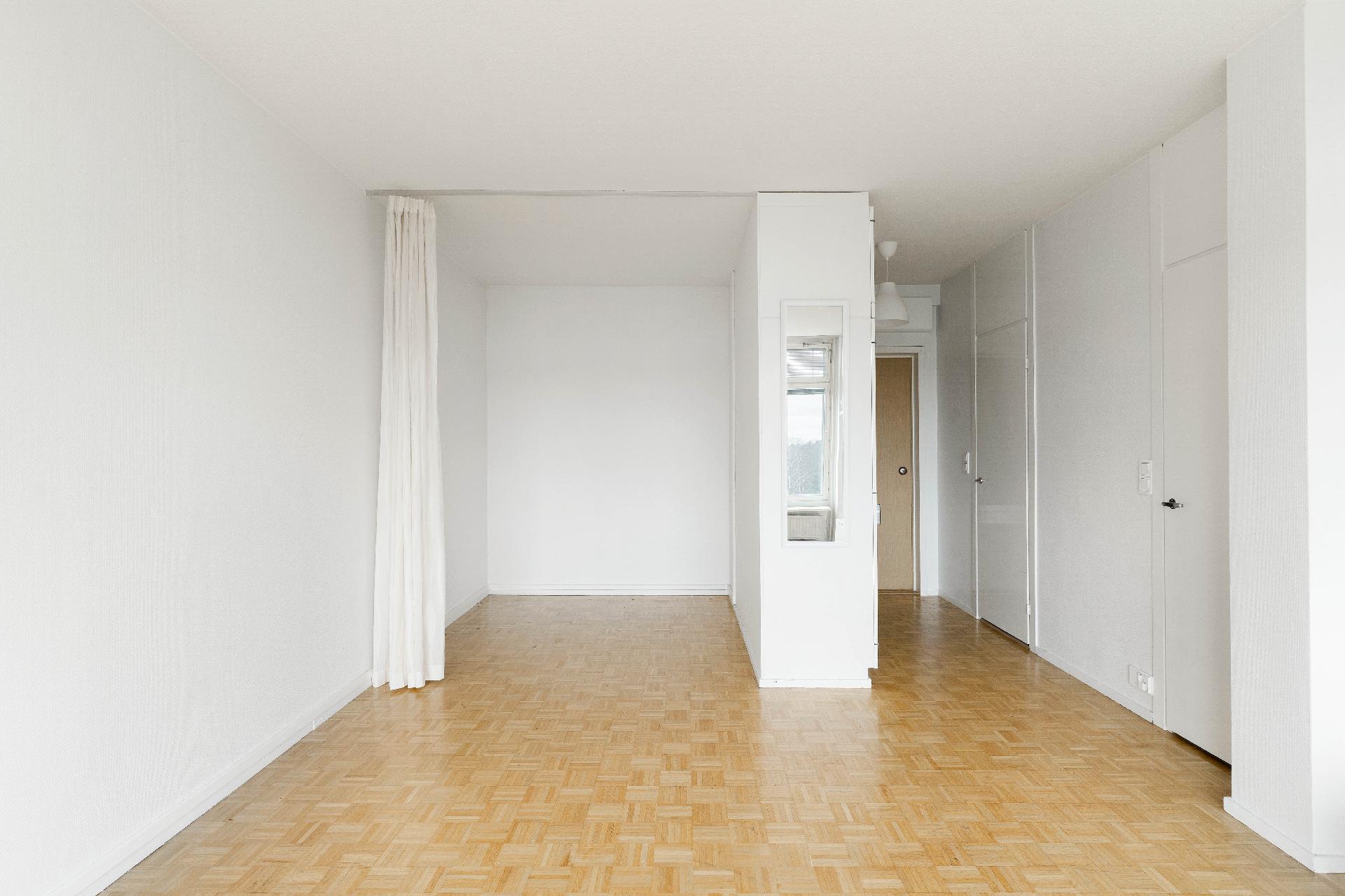 Näkymää alkovin ja eteisen suuntaan.