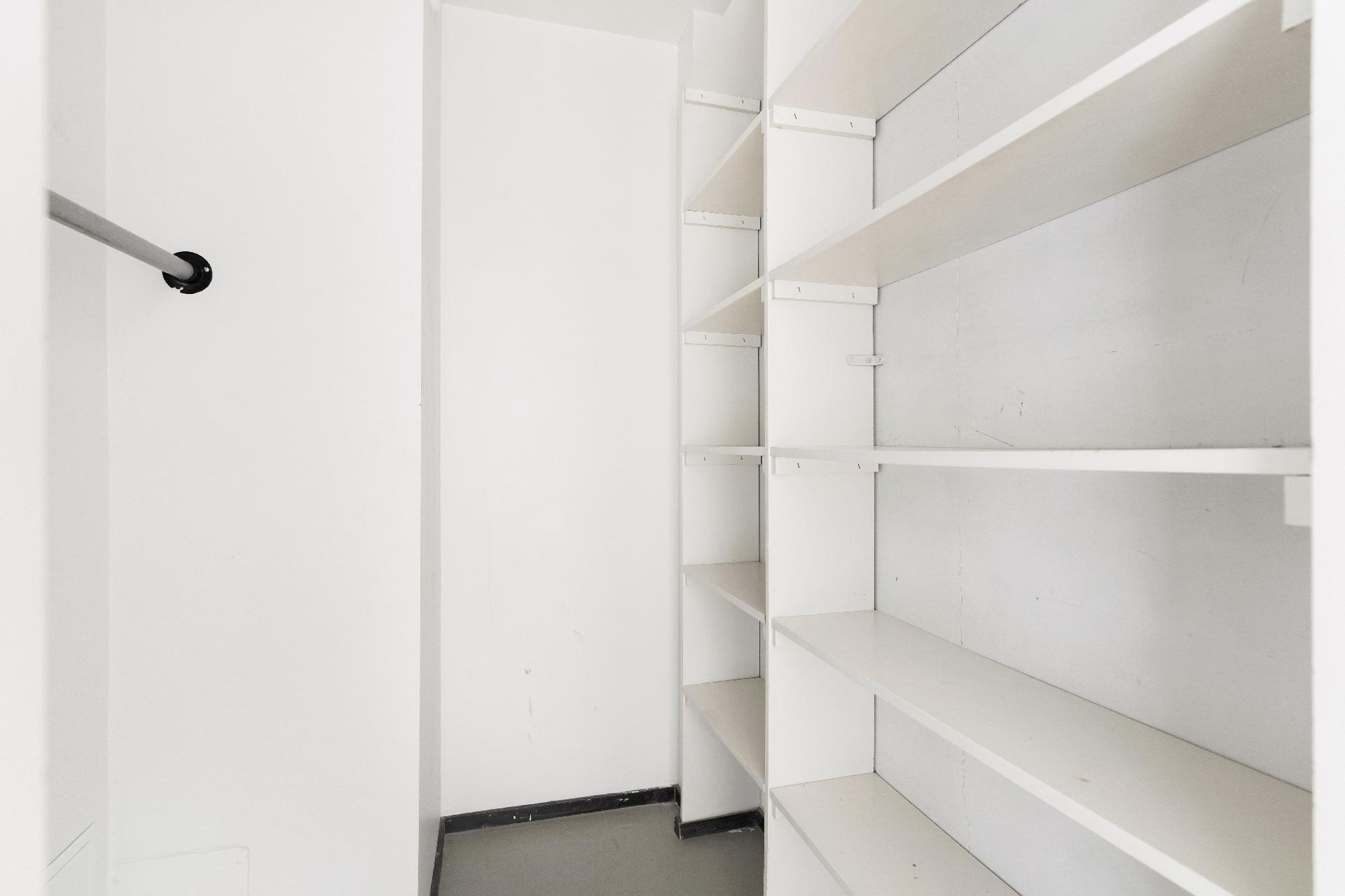 Vaatehuoneessa hyvin säilytystilaa.