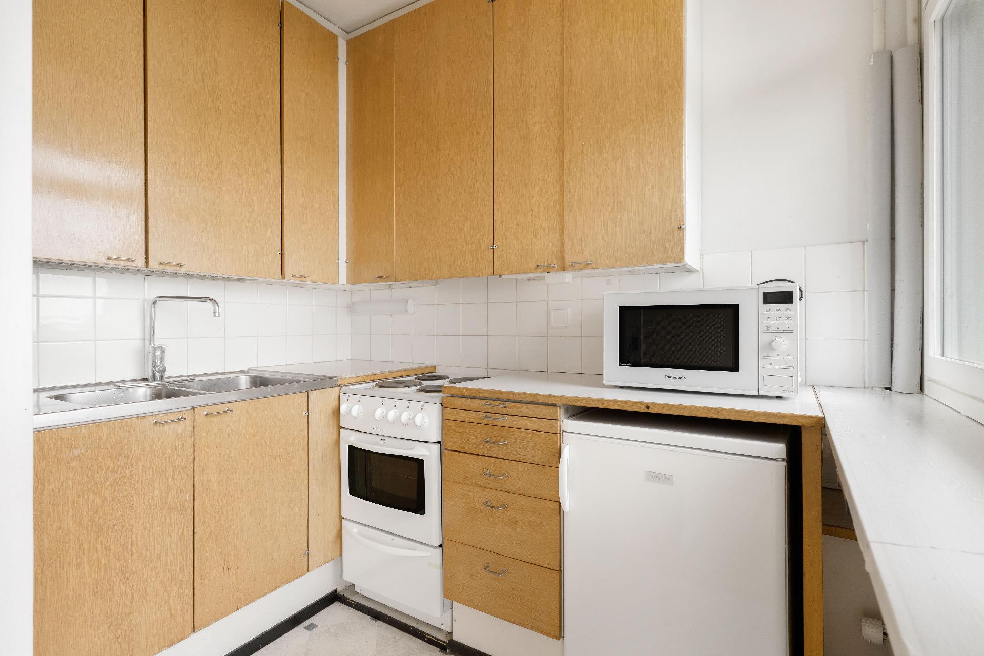 Alkuperäinen keittiö, oikealla ikkuna.