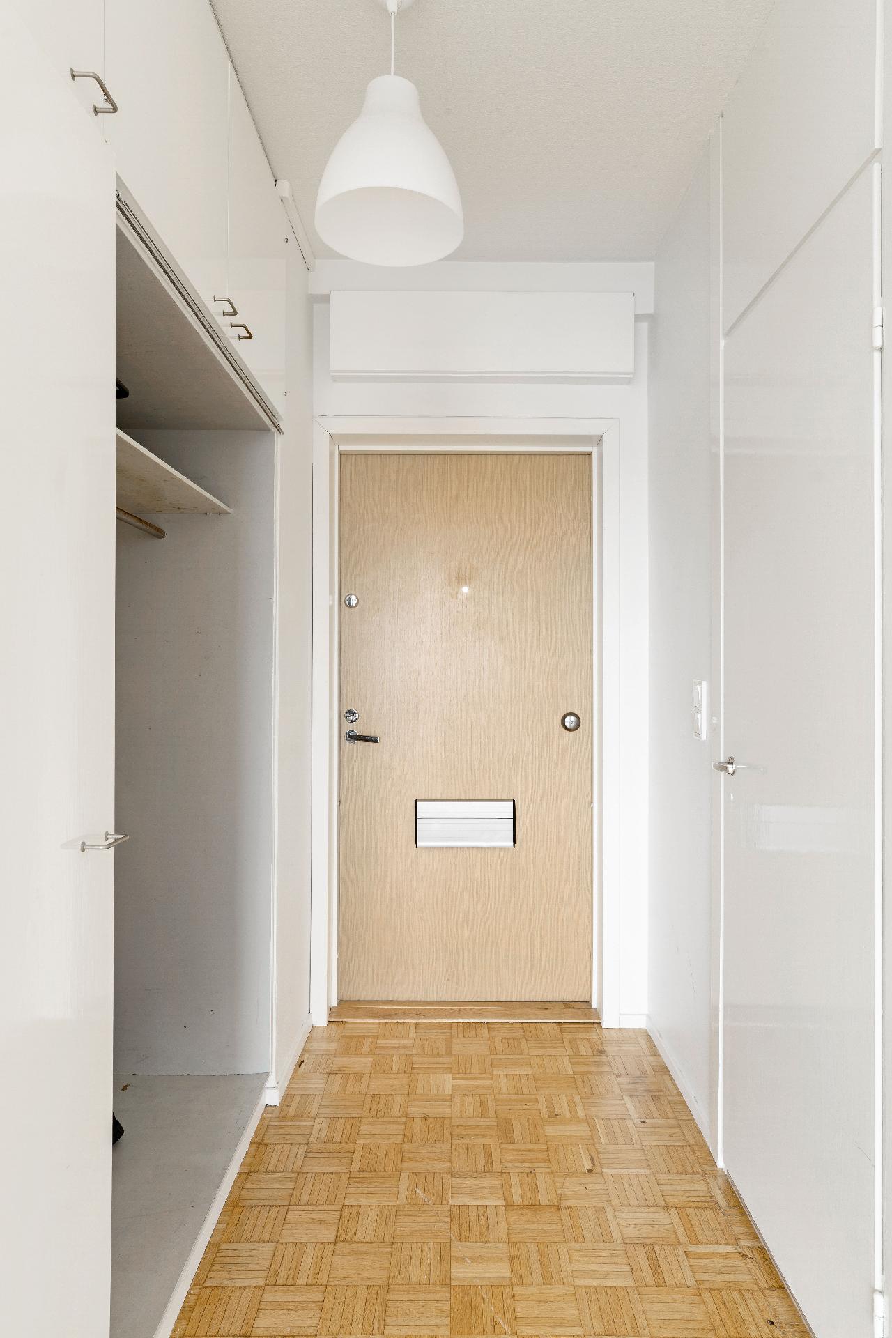 Eteinen, oikealla kylpyhuone.