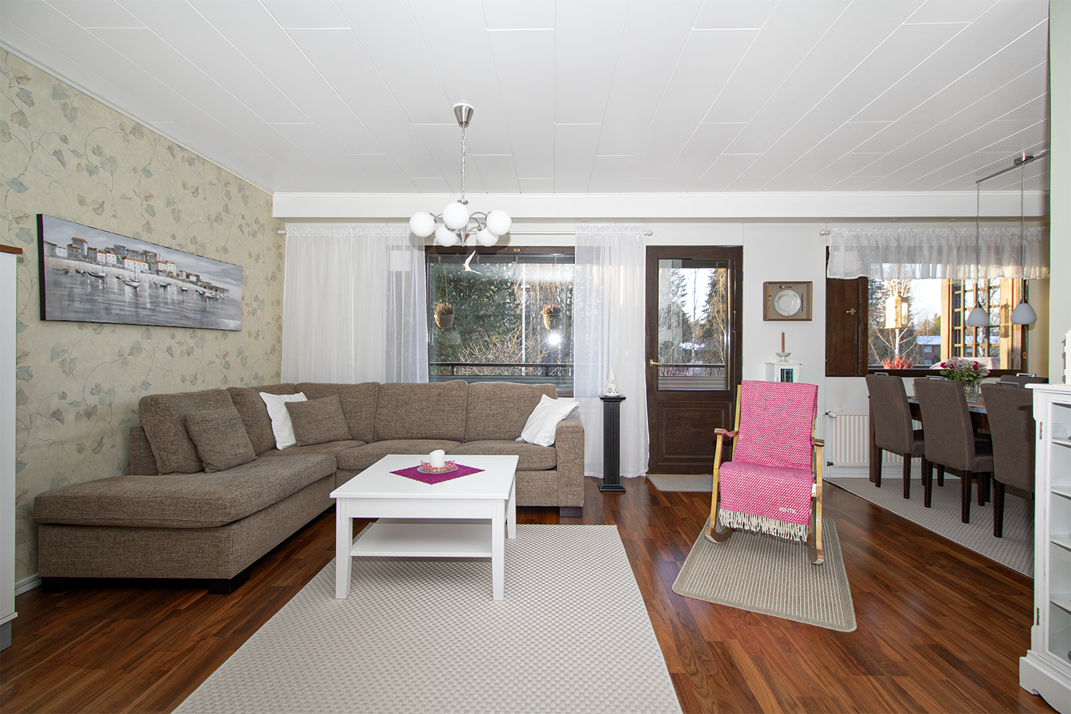 Olohuone /ruokailutila yhtenäistä tilaa