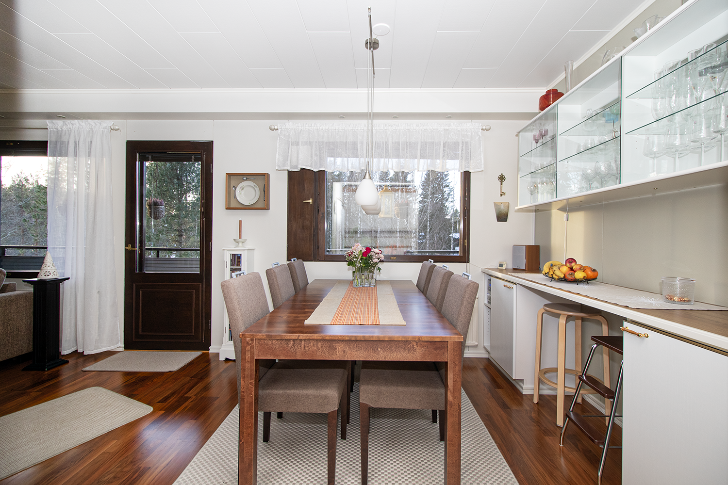 Ruolailu tilasta käynti huoneiston levyiselle parvekkeelle