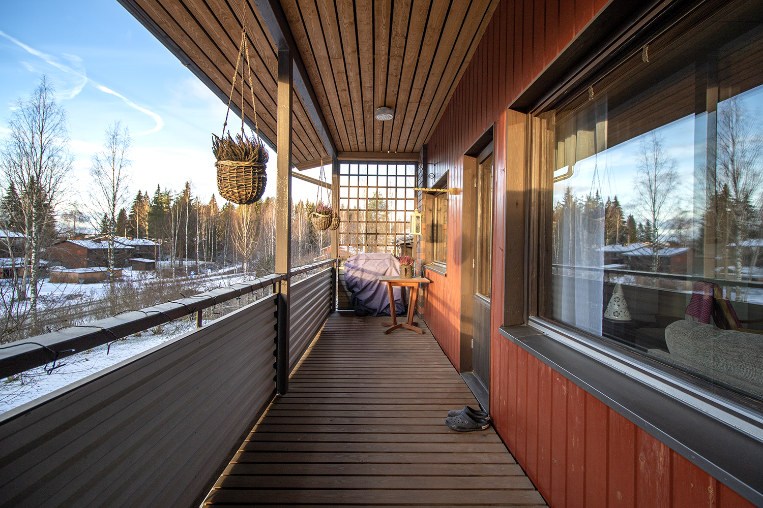 Huoneiston pituinen parveke