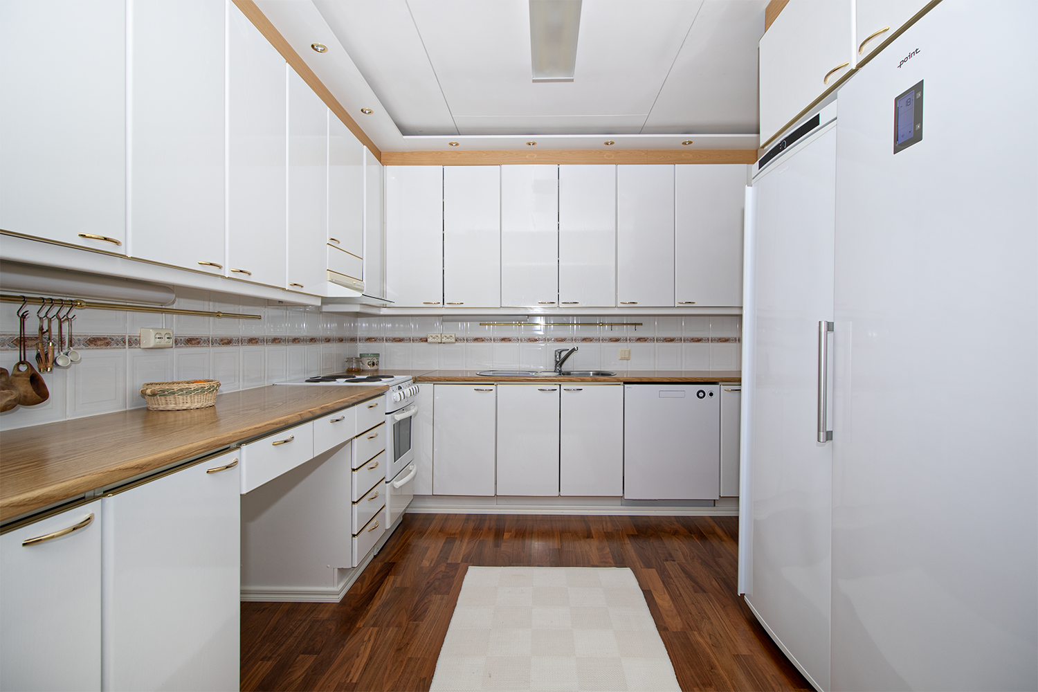 Keittiössä on hyvin laskutilaa sekä säilytystilaa