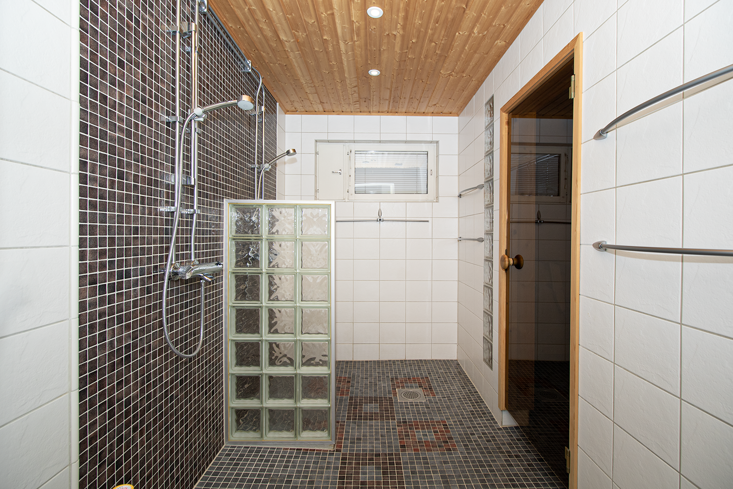 pesuhuone jossa 2 suihkua