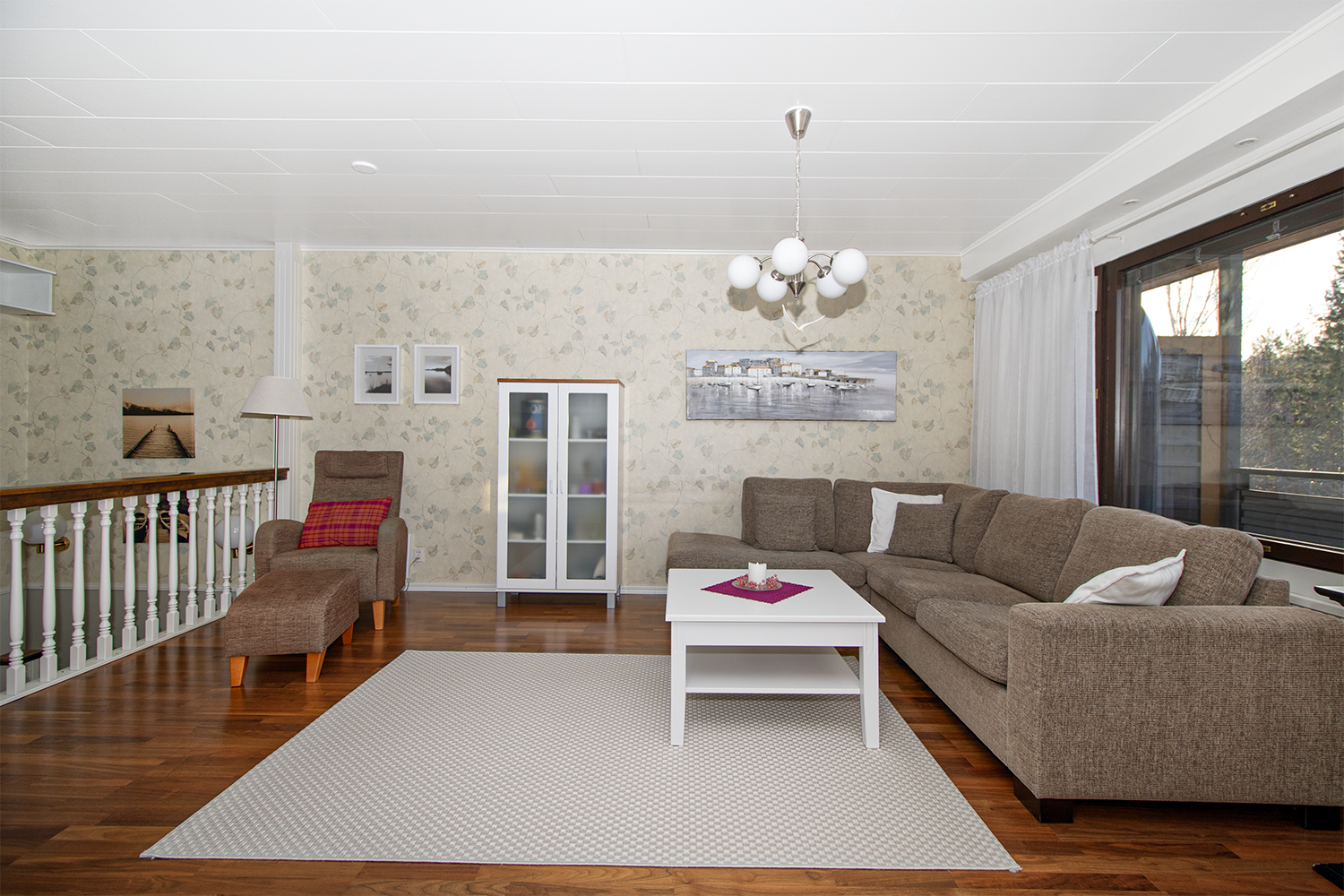 olohuoneessa on tilaa ja valoa