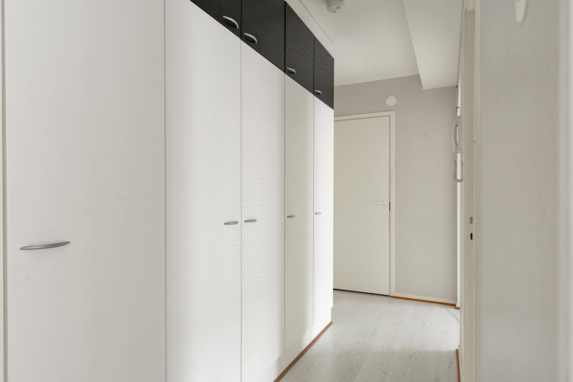 eteisessä paljon säilytystilaa