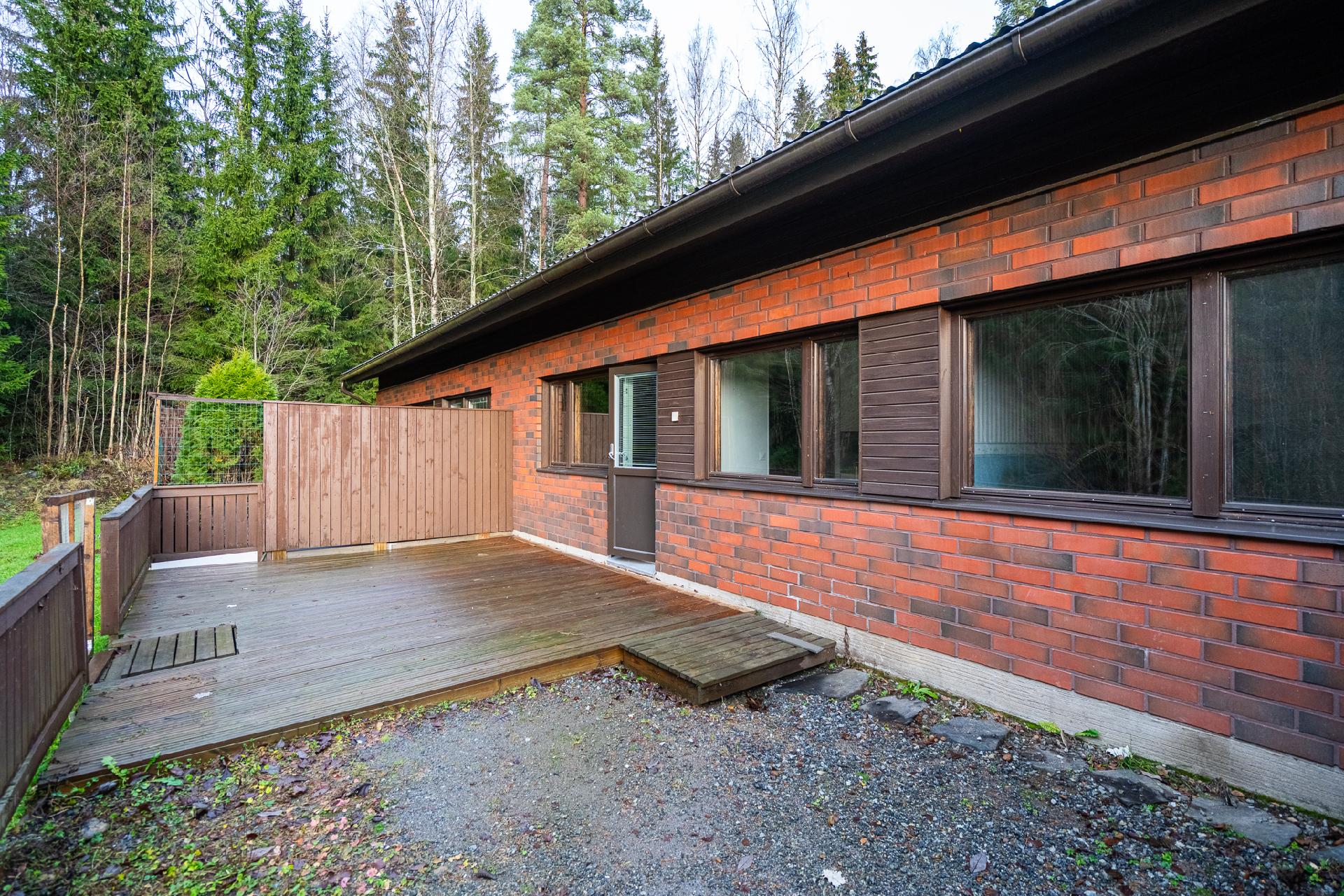 Iso terassialue etelään ja luontoon