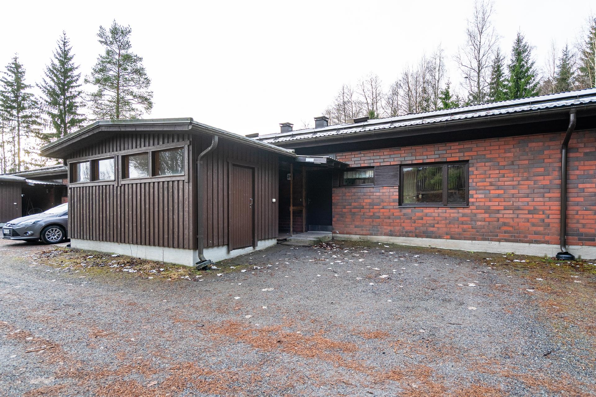 Kotioven edessä paikka kahdelle autolle