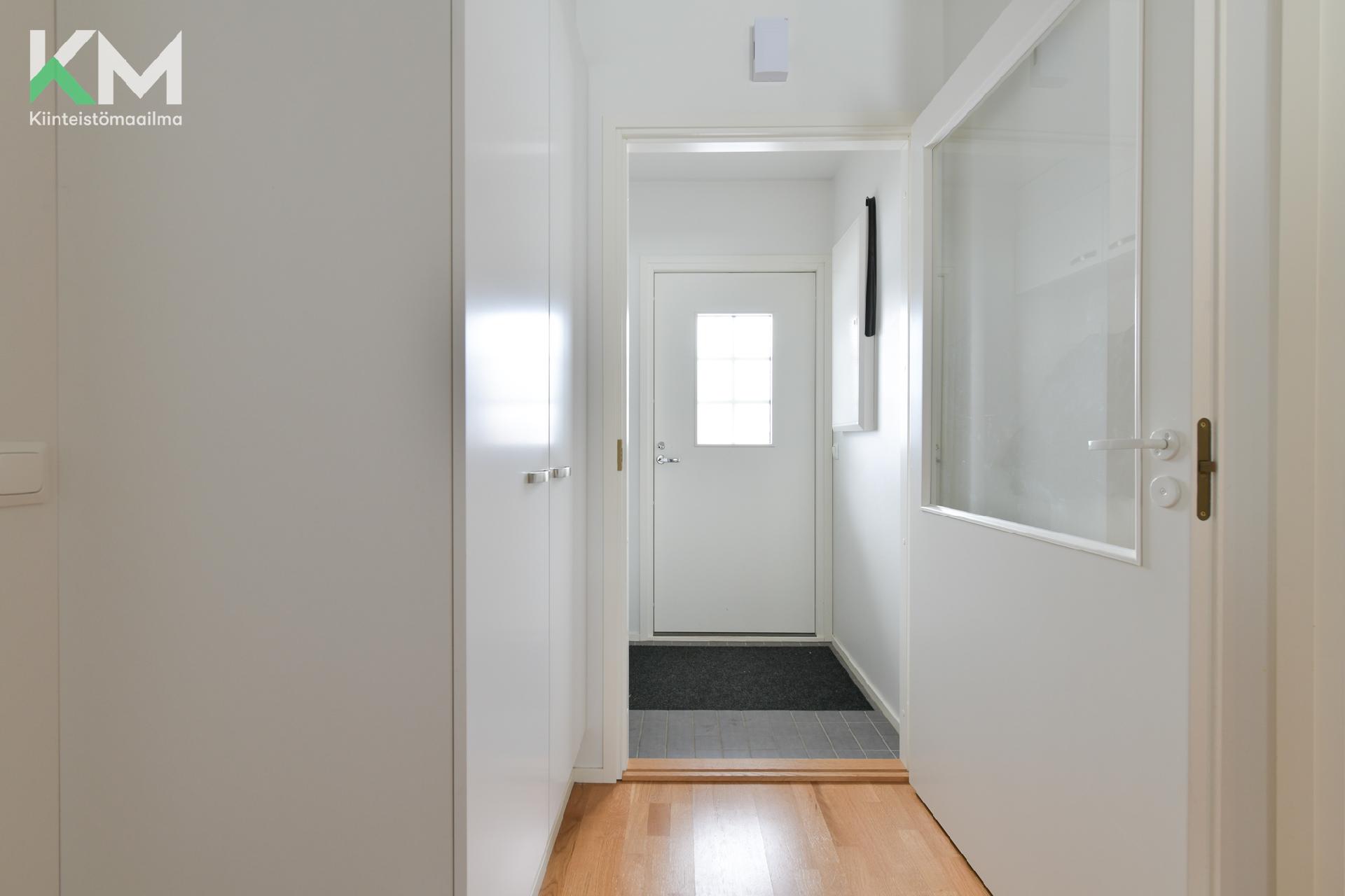 Kuvat pinnoiltaan vastaavasta asunnosta peilikuvana