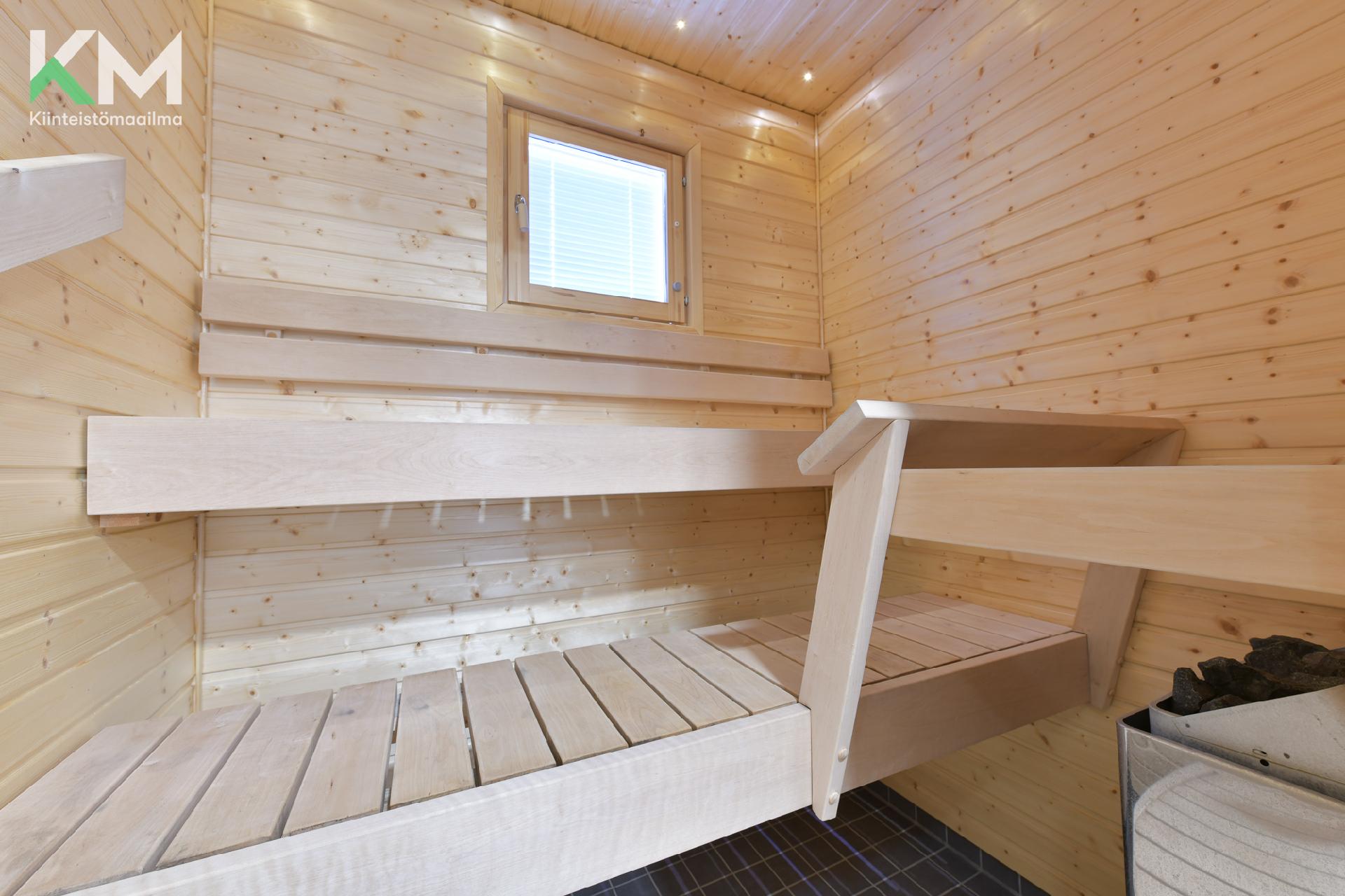 Kuvat pinnoiltaan vastaavasta asunnosta peilikuvana