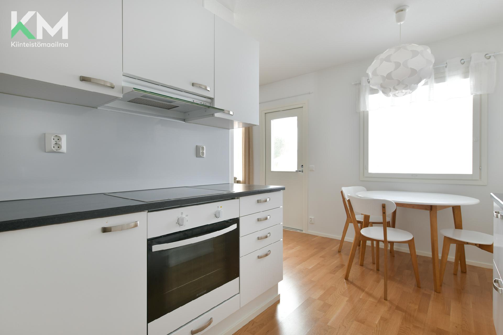 Kuvat pinnoiltaan vastaavasta asunnosta peilikuvana