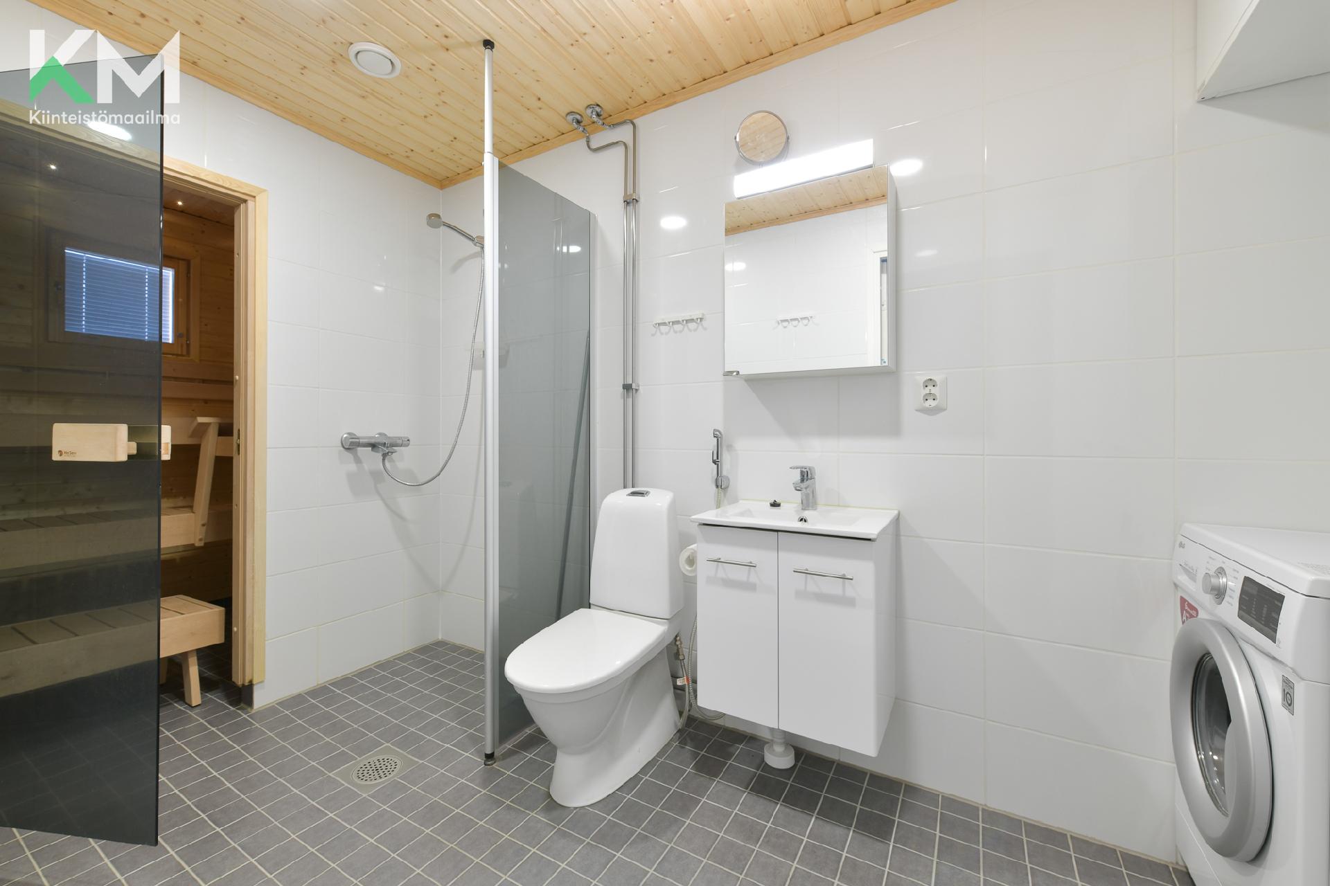 Kuvat pinnoiltaan vastaavasta asunnosta peilikuvana