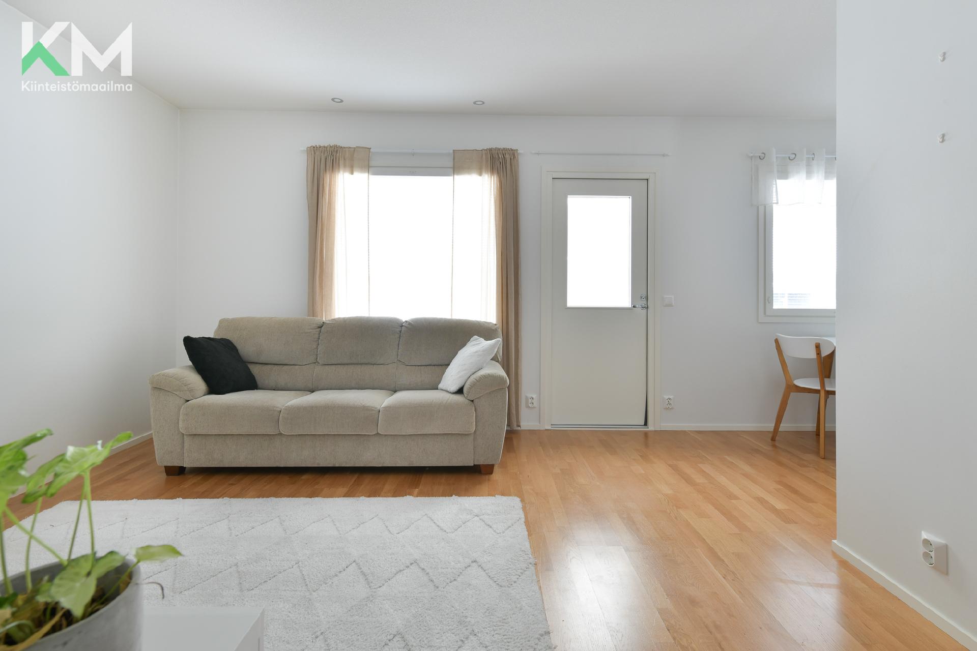 Kuvat pinnoiltaan vastaavasta asunnosta peilikuvana