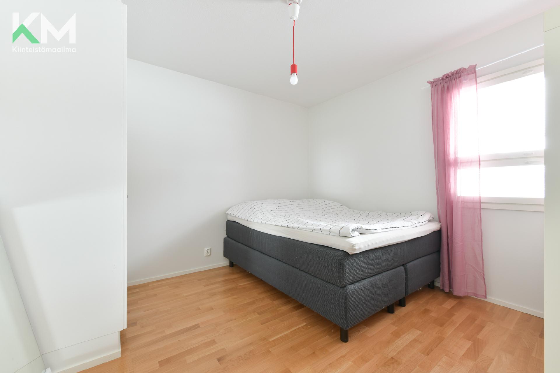 Kuvat pinnoiltaan vastaavasta asunnosta peilikuvana