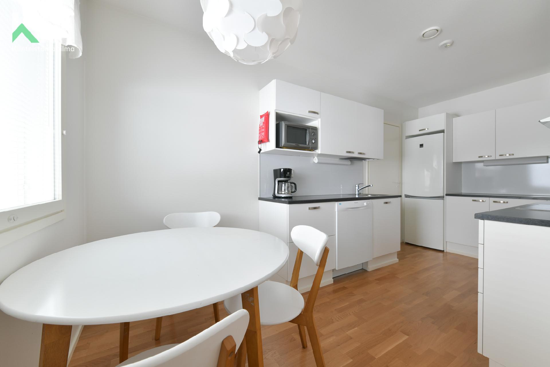 Kuvat pinnoiltaan vastaavasta asunnosta peilikuvana