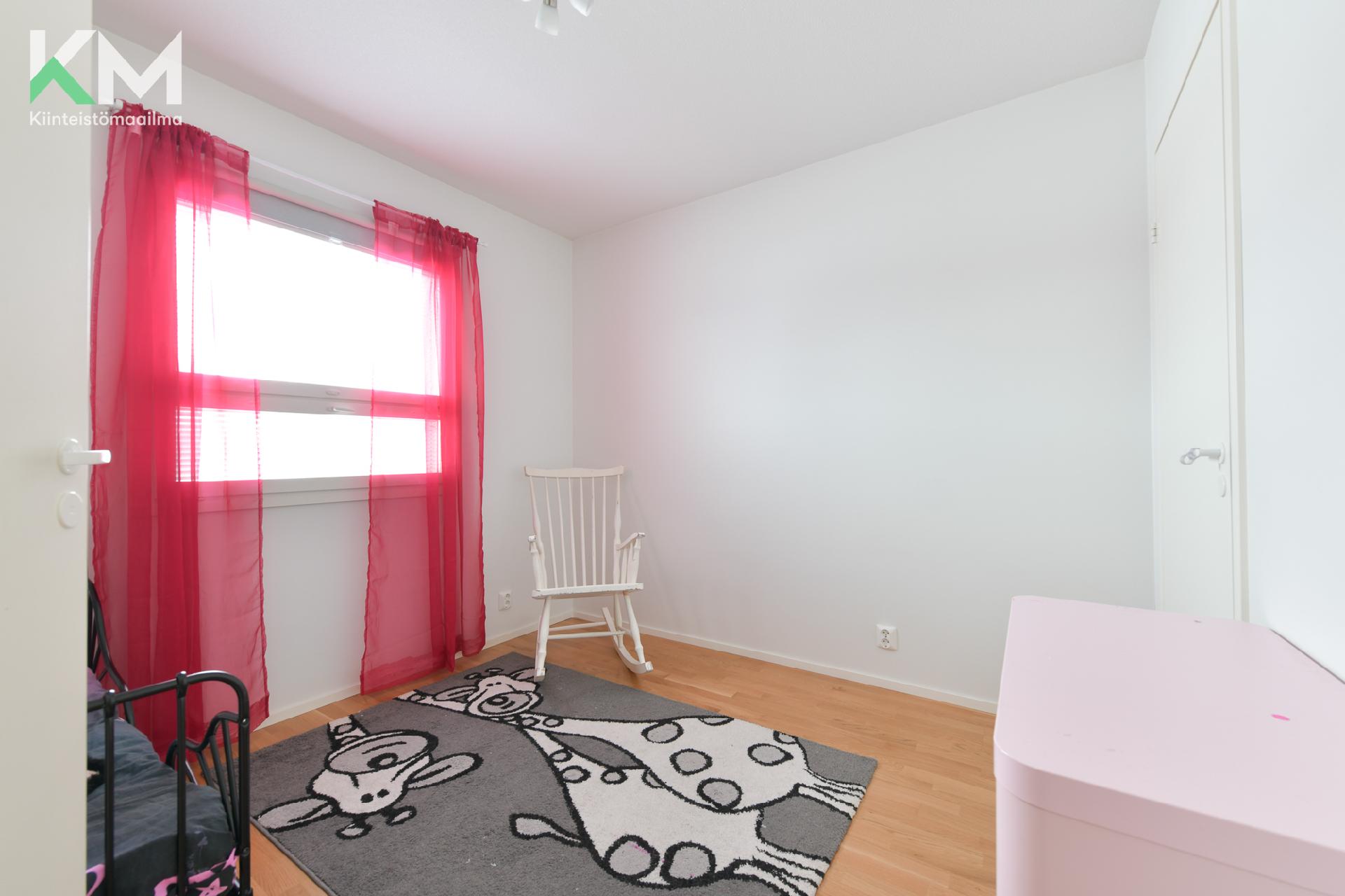 Kuvat pinnoiltaan vastaavasta asunnosta peilikuvana