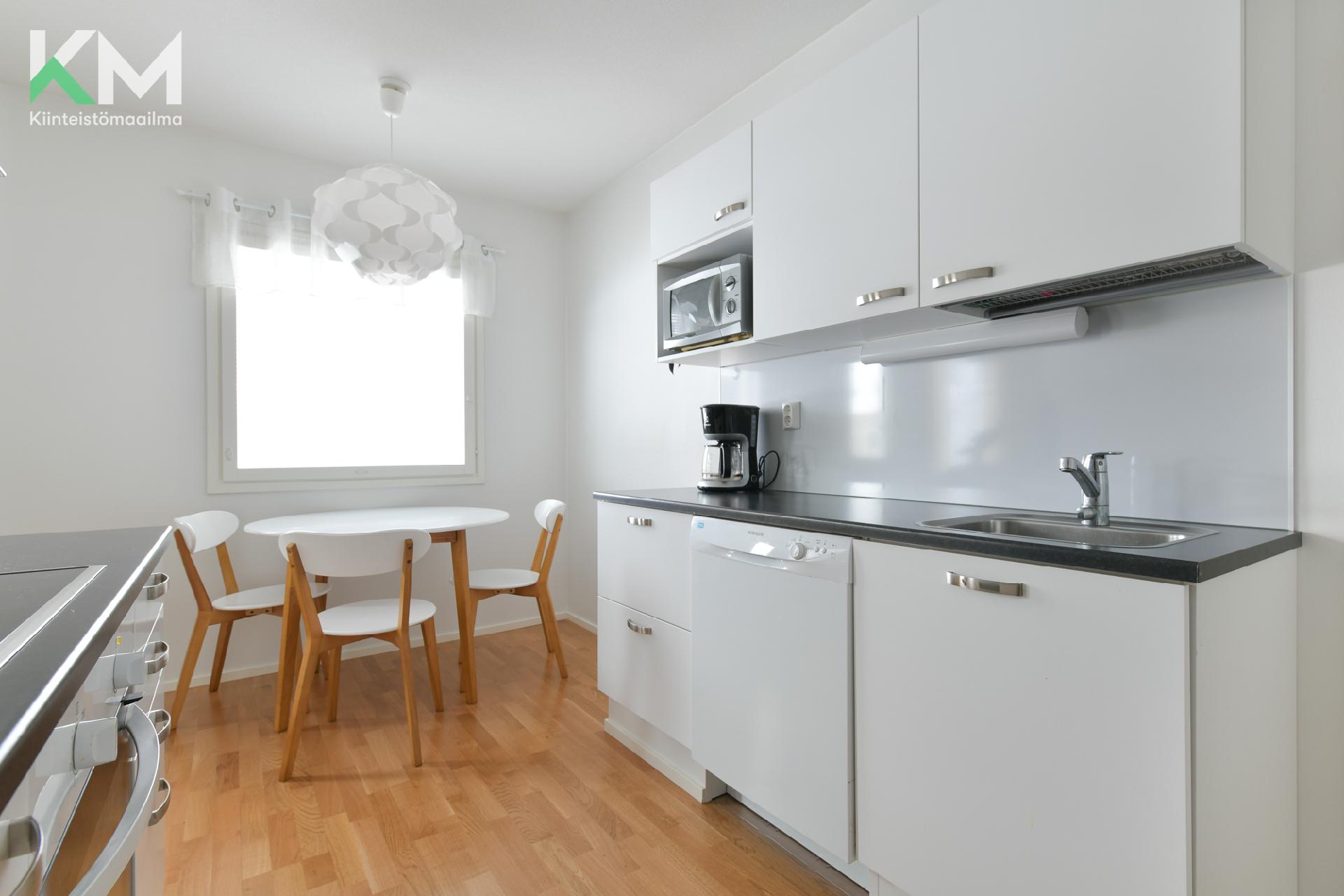 Kuvat pinnoiltaan vastaavasta asunnosta peilikuvana