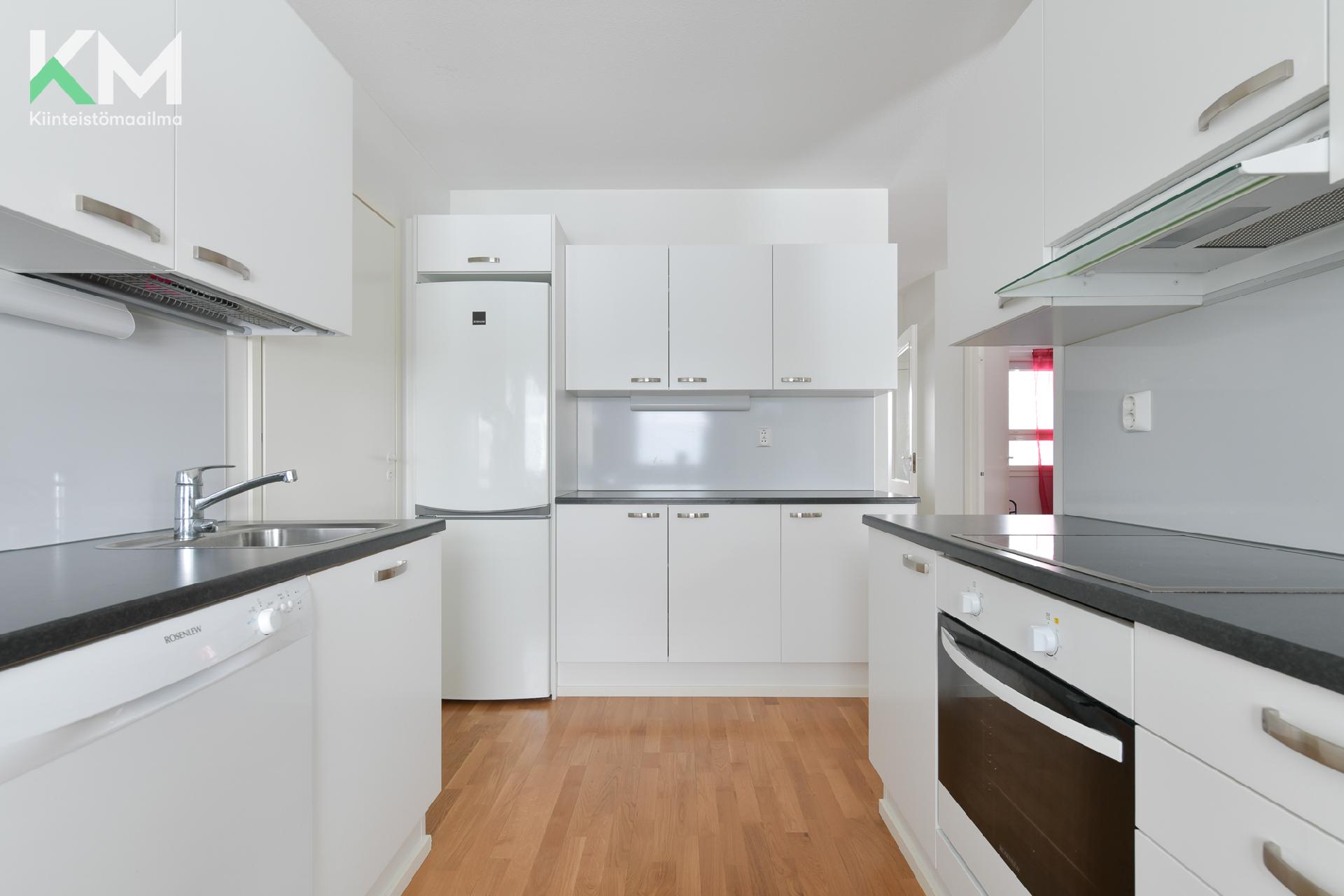 Kuvat pinnoiltaan vastaavasta asunnosta peilikuvana