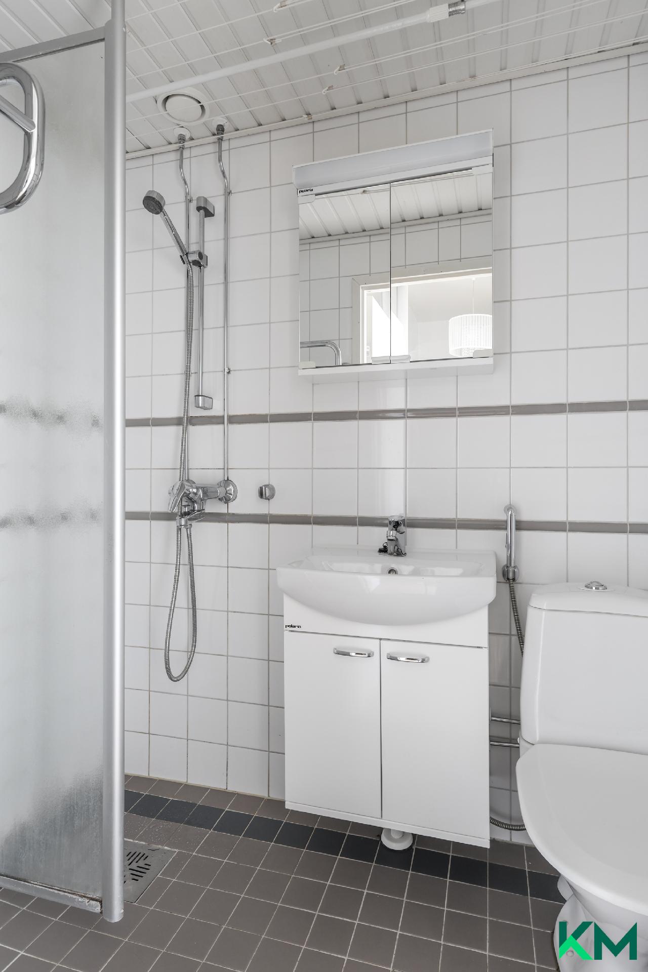 uusi peilikaappi ja allaskaappi