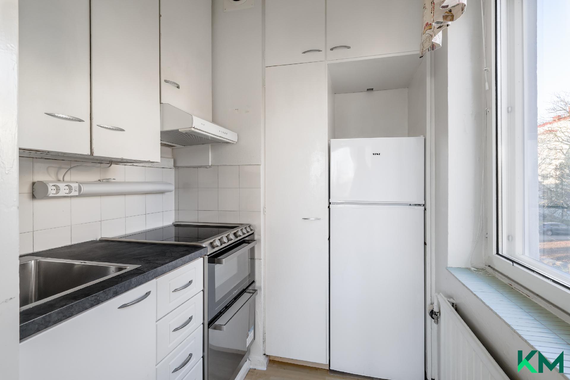 Uusi astianpesukone uunin alapuolella