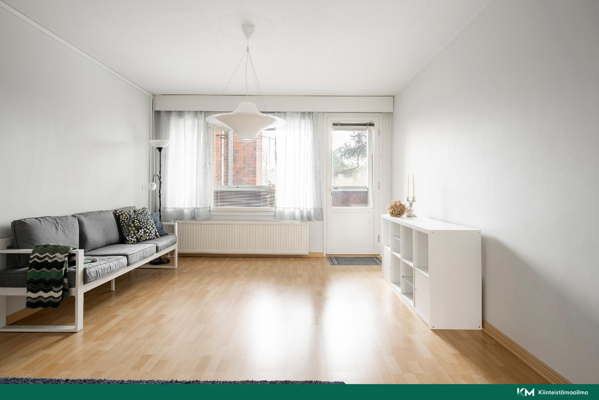 Olohuoneen yhteydessä parveke