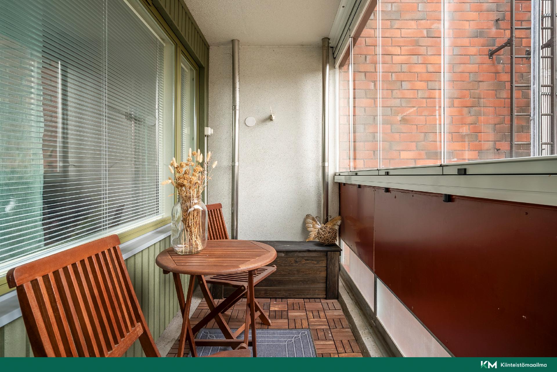 Olohuoneen yhteydessä parveke