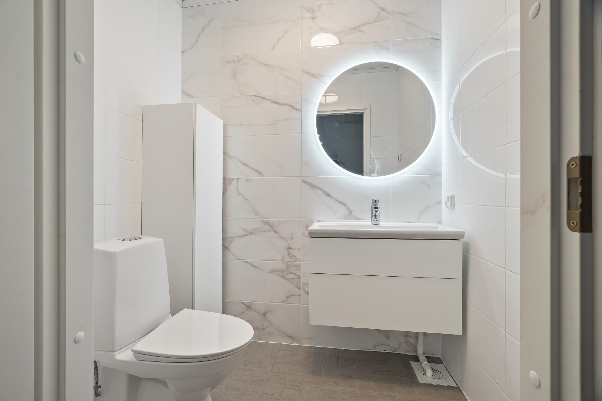 Erillinen wc on tilava.