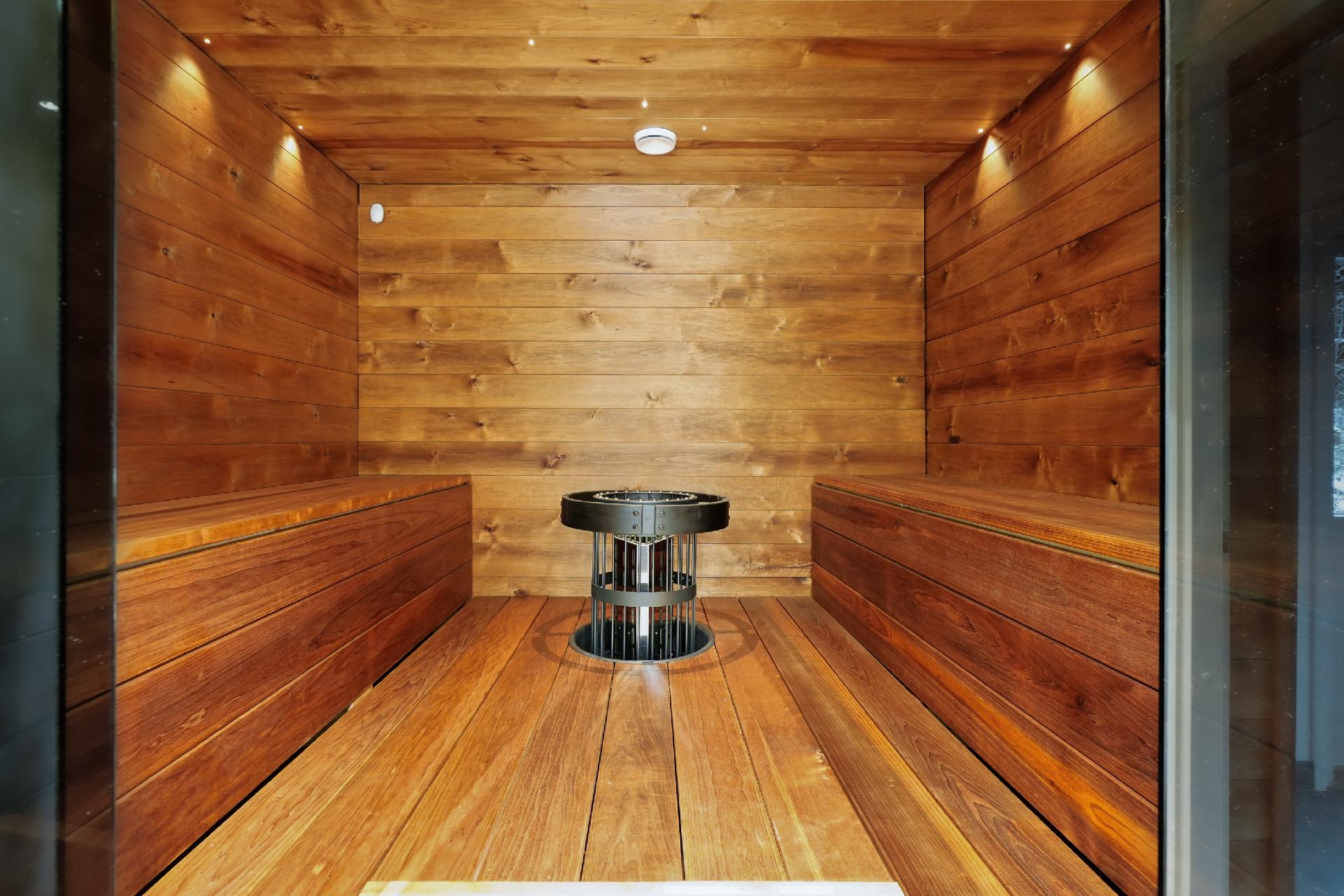 Saunassa lauteet ovat lämpökäsiteltyä haapaa. Katossa kuituvalot.