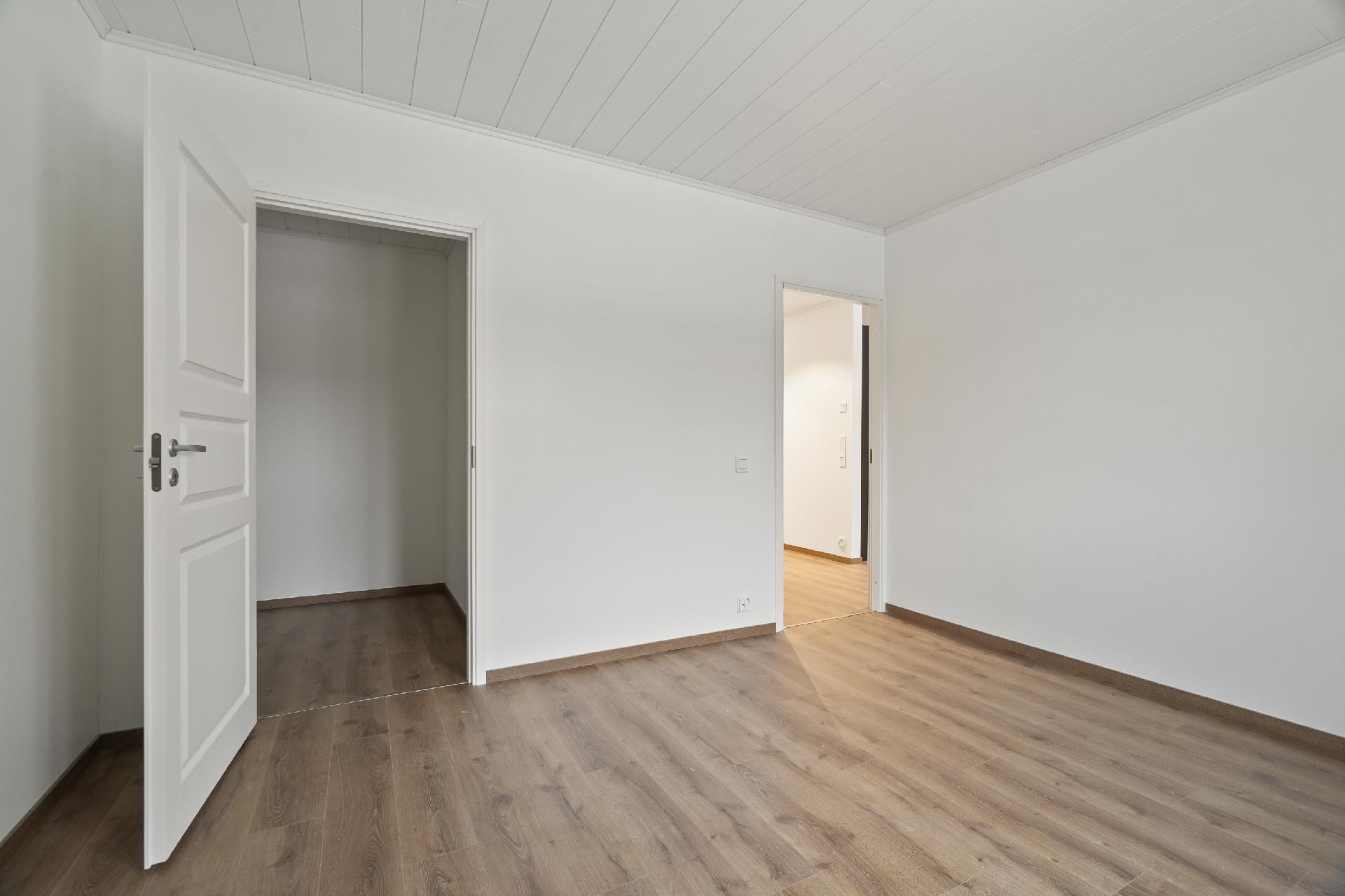 Toisen makuuhuoneen yhteydessä on vaatehuone.