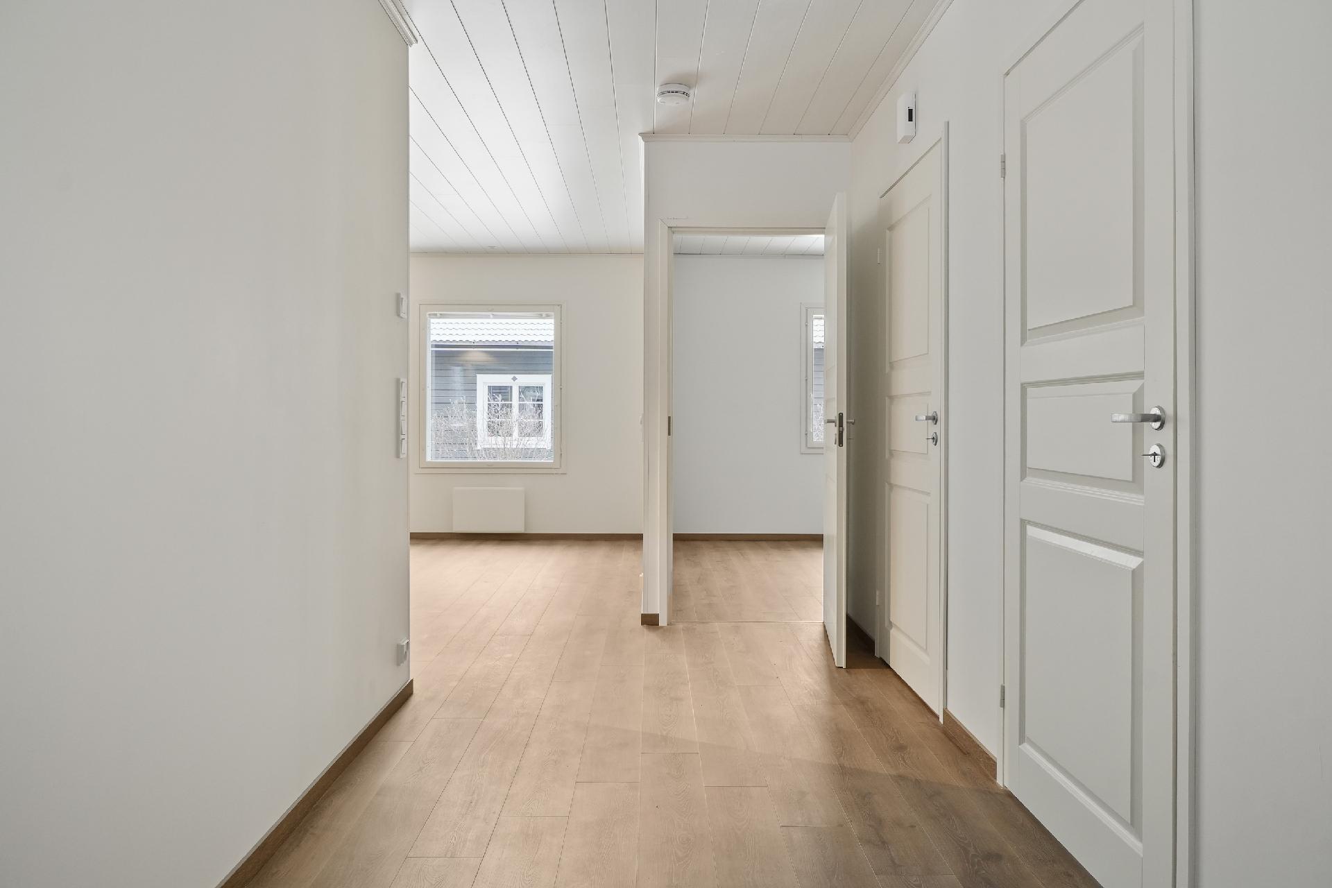 Eteisessä oikealle jäävät makuuhuoneet ja erillinen wc.