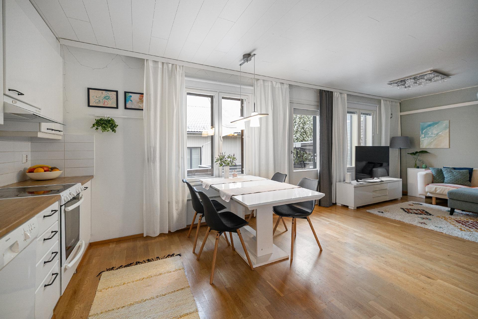 Keittiö ja olohuone avaraa yhtenäistä tilaa.