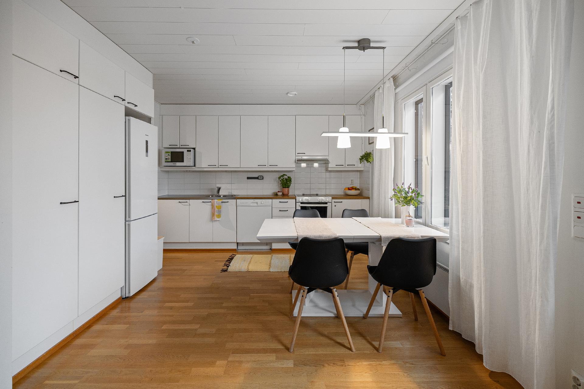 Ruokapöydälle selkeä paikka.