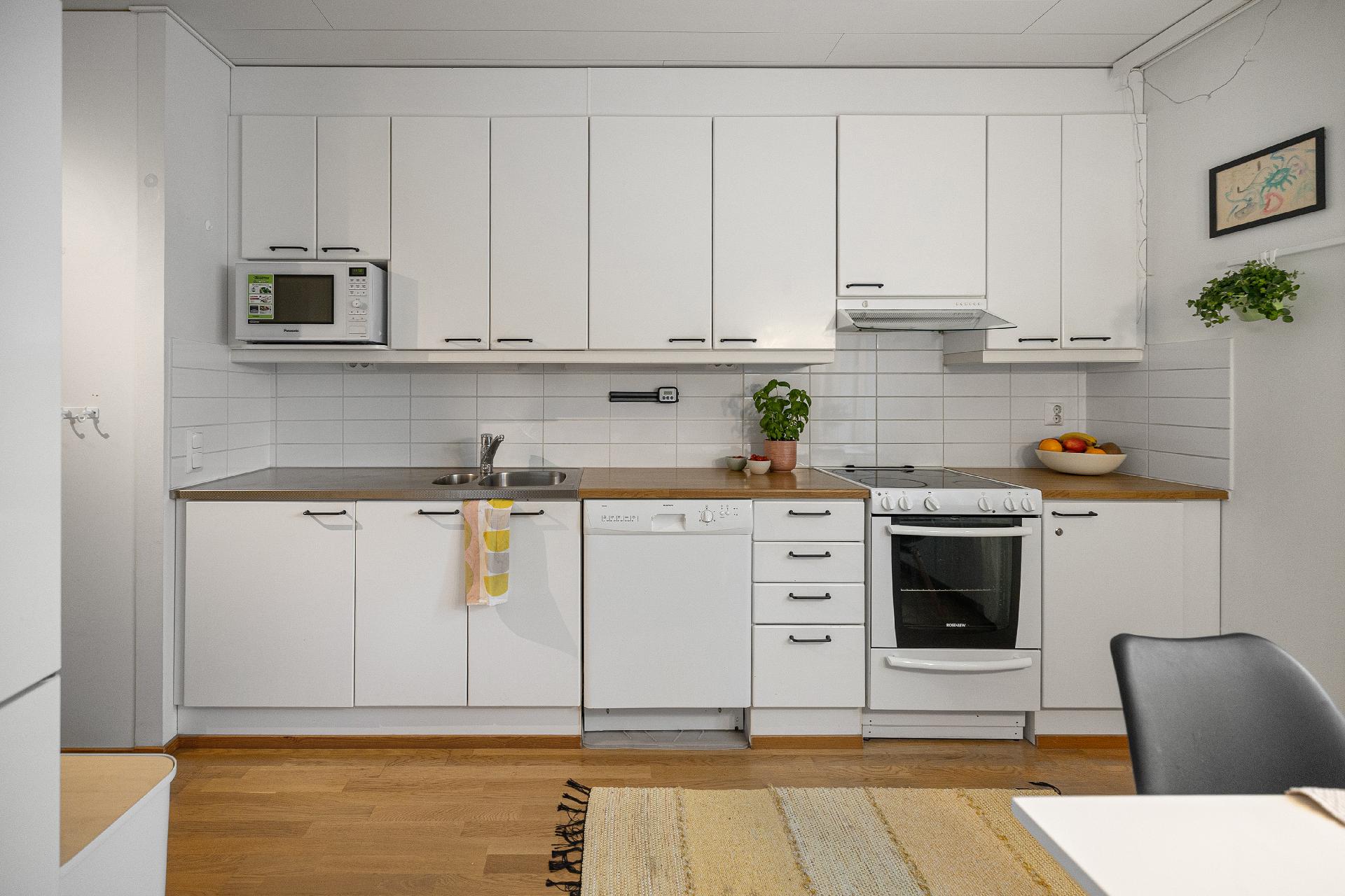 Keittiössä hyvin säilytys- ja tasotilaa.