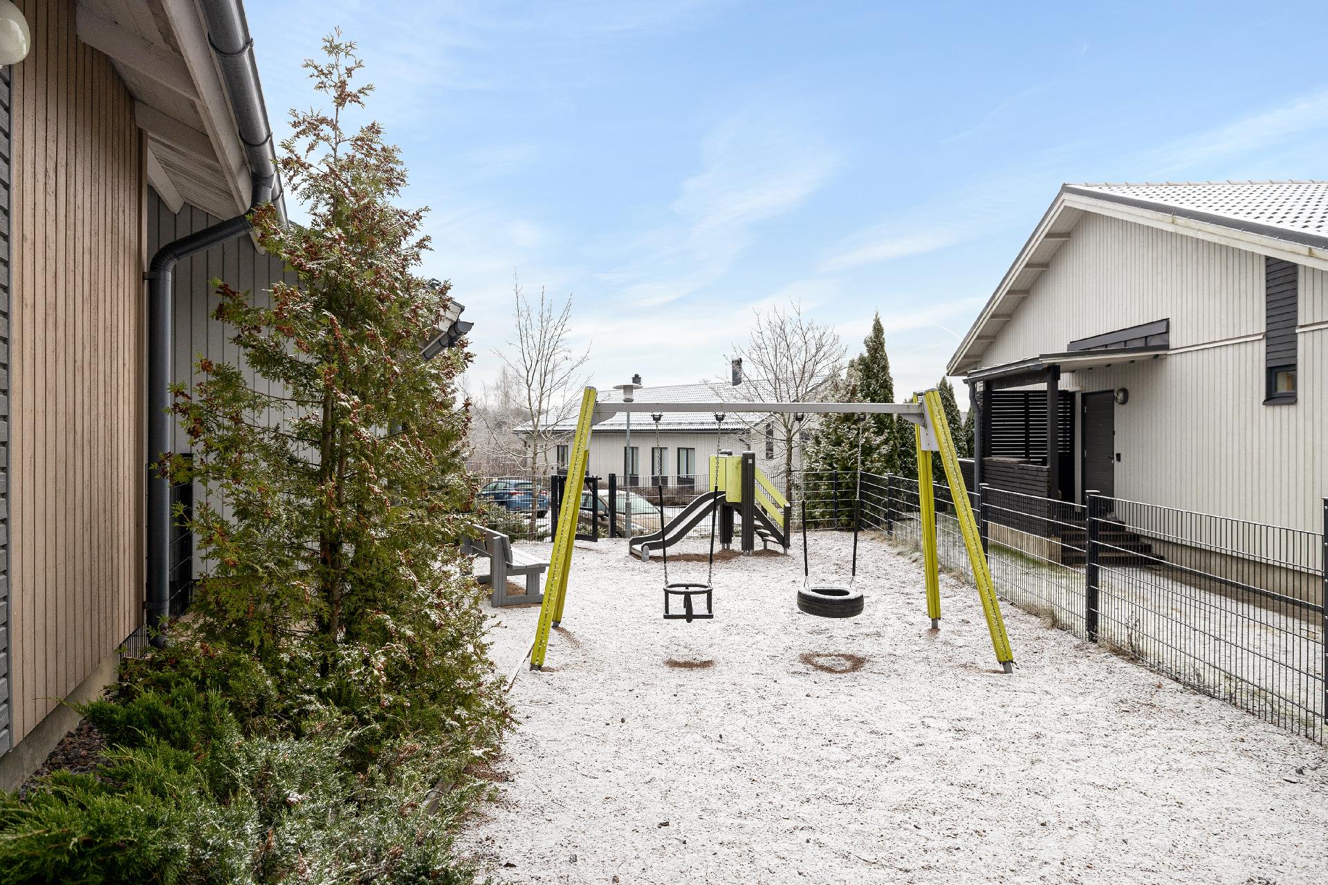 Yhtiön leikkialue vieressä.