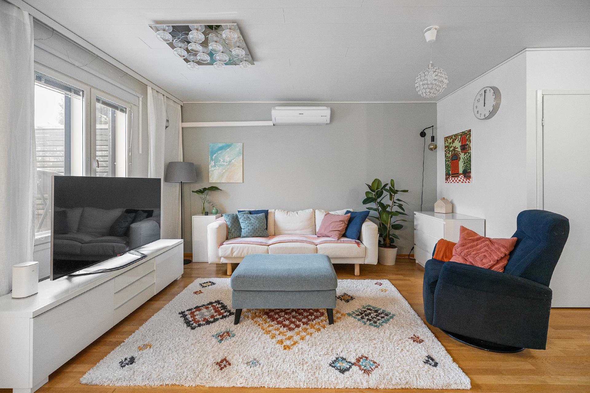 Olohuoneessa asuinmukavuutta tuova ilmalämpöpumppu.