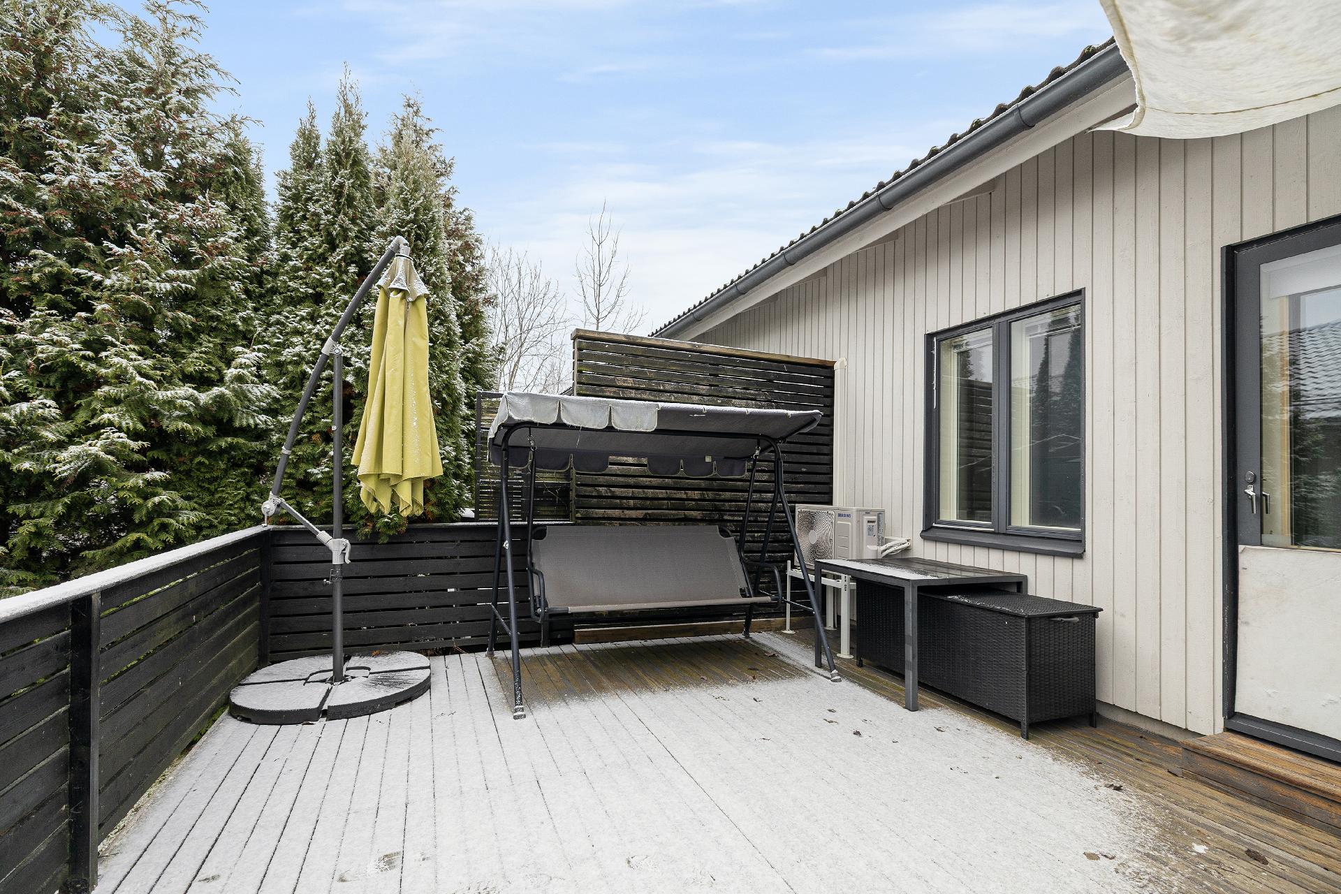 Takapihalla suojaisa terassi.