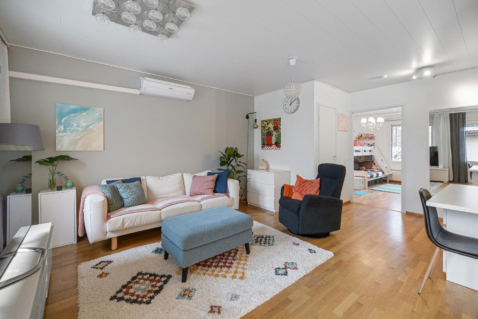 Mukavasti perheelle tilaa yhteisiin hetkiin. 