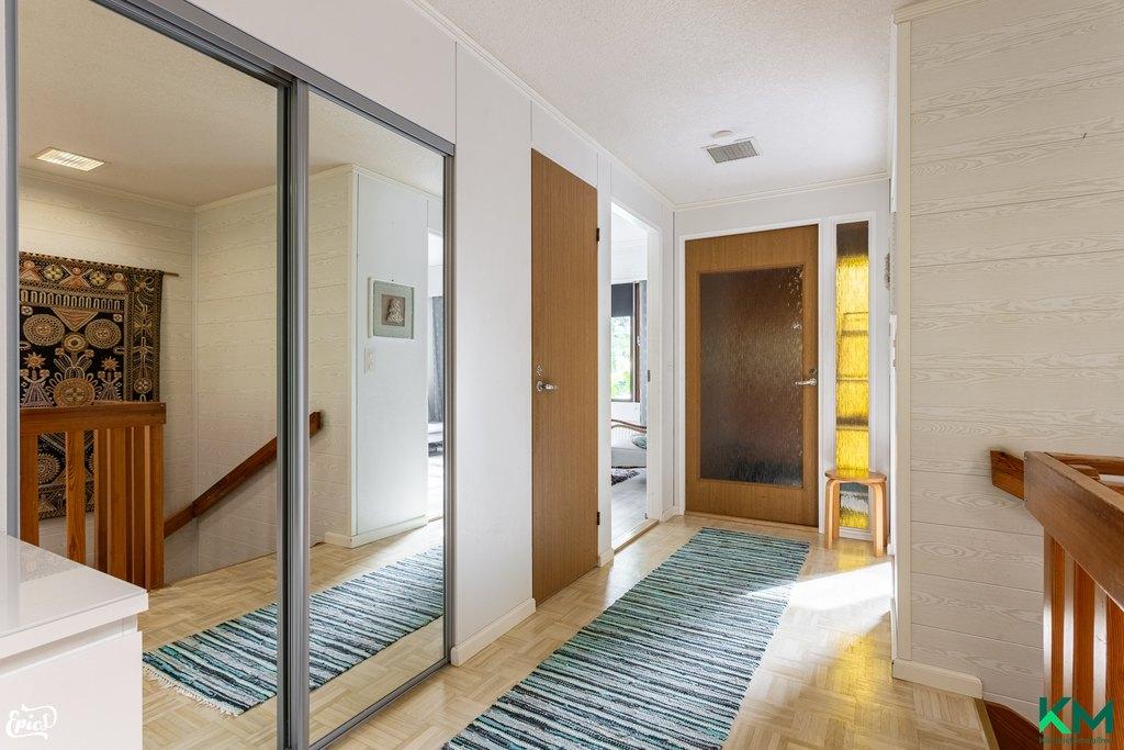 Eteistilassa peiliovikaapisto