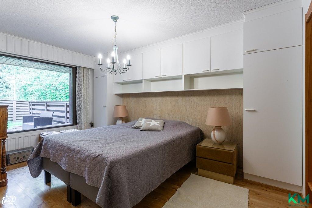 Alakerran makuuhuone