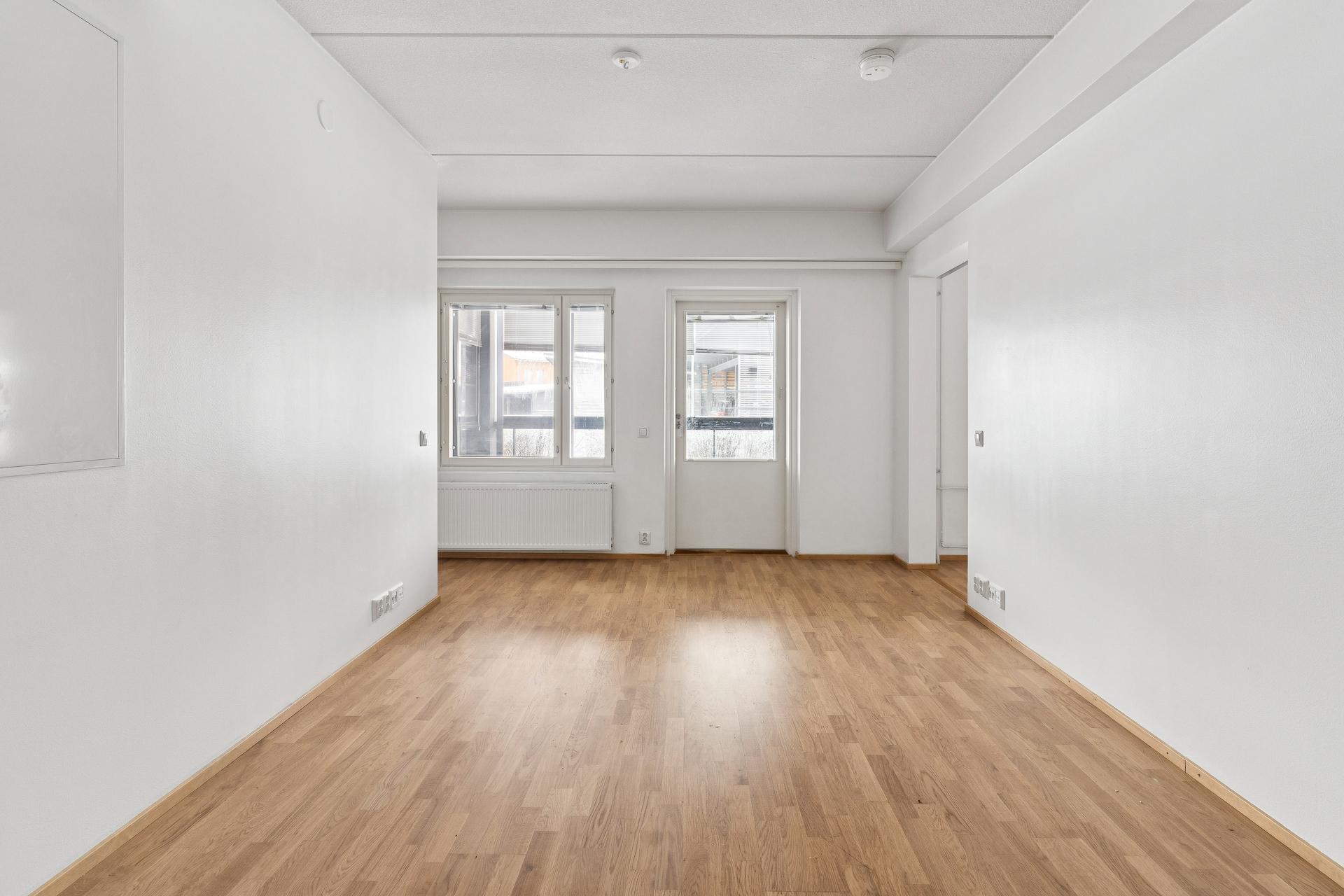 Huone käynti parvekkeelle