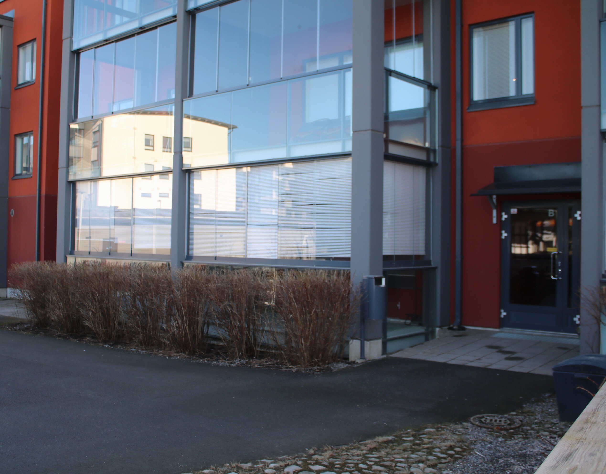 Sisäänkäynti, alimman kerroksen asunto