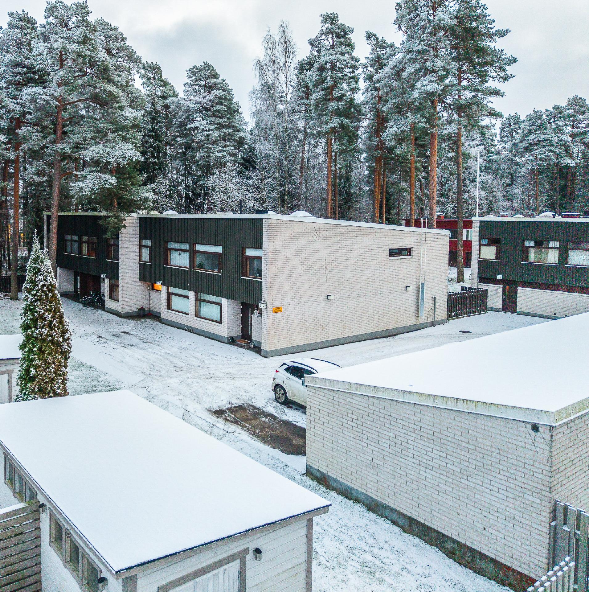 Talo edestä ja autotalli