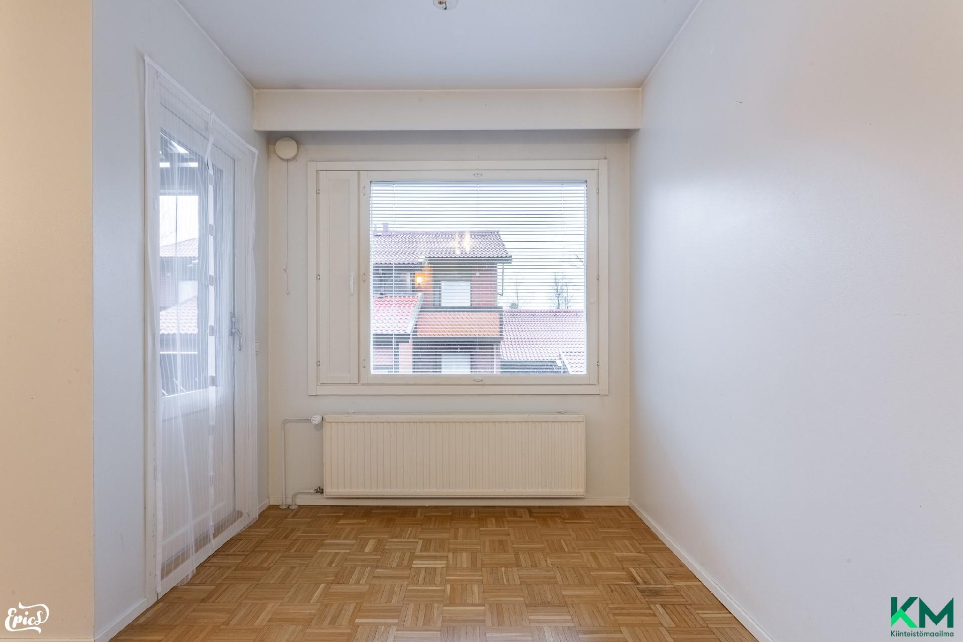 Ruokailutila ja kulku parvekkeelle