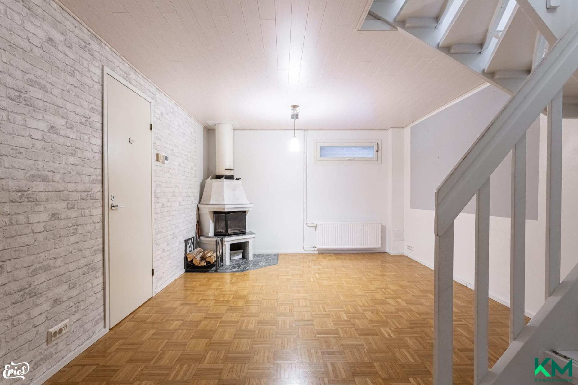 Alakerrassa tilava takkahuone