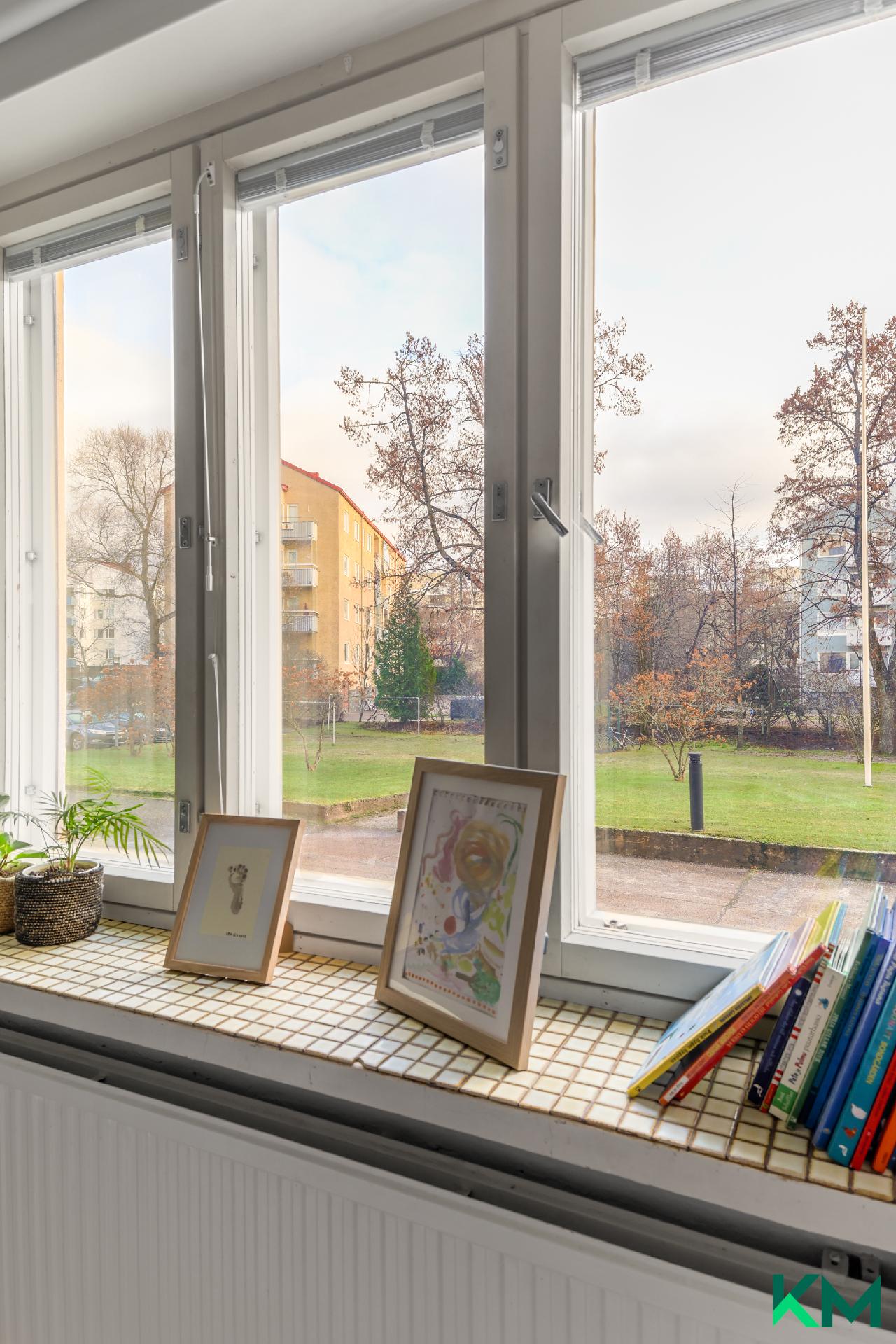 Makuuhuone rauhallisen sisäpihan puolella