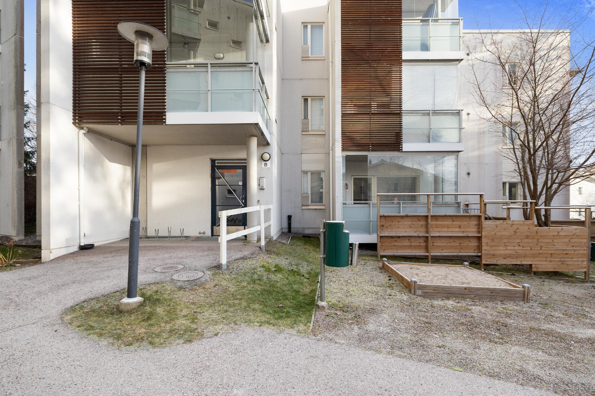 Sisäänkäynti on varustettu ovipuhelimella