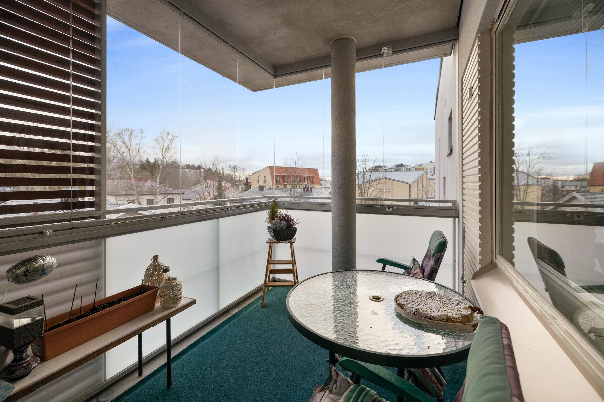 Tilava lasitettu parveke