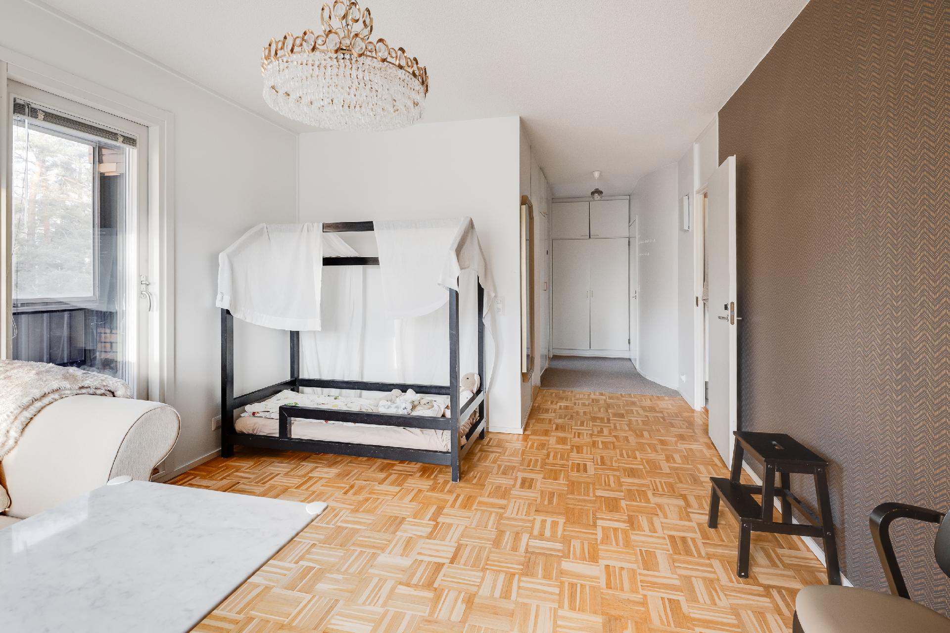 Olohuoneesta käynti parvekkeelle